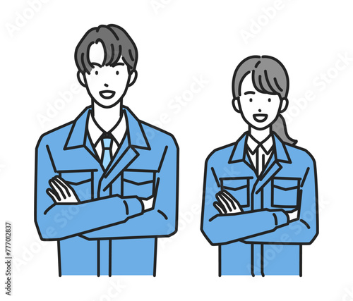 腕組みをする作業服姿の男性と女性（上半身）
