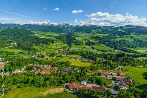 Ausblick auf Oberstaufen im deutsch-österreichischen Naturpark Nagelfluhkette im Oberallgäu