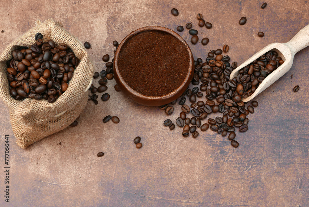 Kaffeepulver mit gerösteten Kaffeebohnen auf rustikalem Hintergrund mit Platz für Text. Kaffeepulver mit gerösteten Kaffeebohnen auf rustikalem Hintergrund mit Platz für Text.