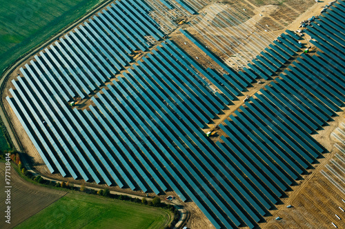 vue aérienne de champs de panneaux solaires en construction à Senonches en France photo
