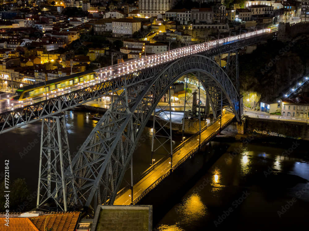 Obraz premium Dom Luis I bridge in Oporto, Portugal