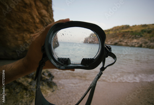 Fototapeta Naklejka Na Ścianę i Meble -  Diving mask looking beach through