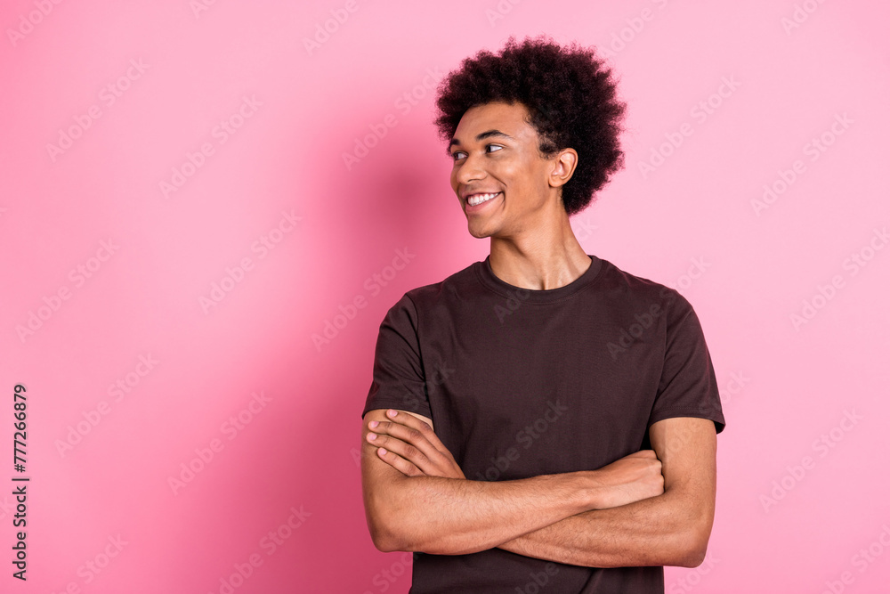 Obraz premium Portrait of young guy confident looking empty blank space logo his own design using ai technologies isolated on pink color background
