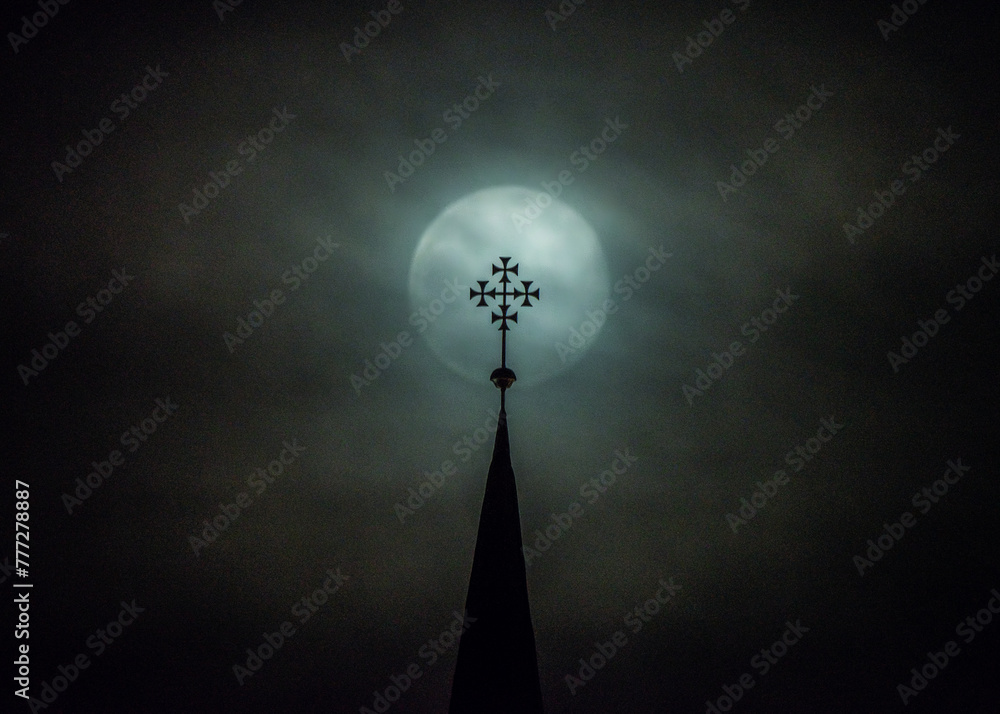 mistyczny obraz księżyca w pełni i krzyża na wieży kościoła w nocy we mgle - obrazy, fototapety, plakaty 