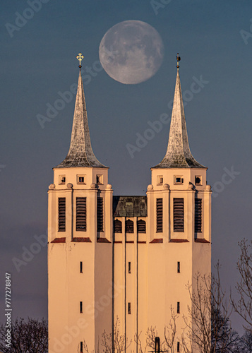 spiczaste wieże kościoła i księżyc między wieżami