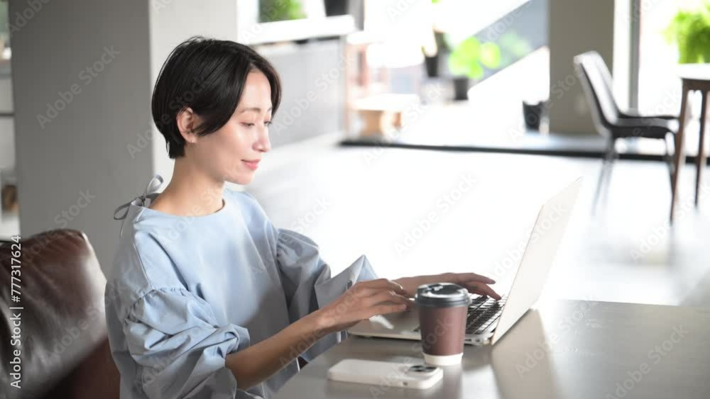 綺麗なオフィスやカフェでパソコンで仕事をする笑顔の美人なアジア系(日本人)女性のzoomやオンラインで話す動画 綺麗なオフィスやカフェでパソコンで仕事をする笑顔の美人なアジア系(日本人)女性のzoomやオンラインで話す動画