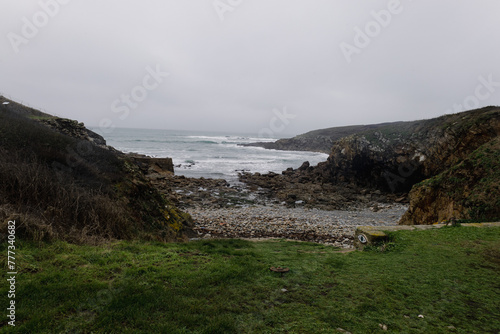 Une baie avec plage de galet donnant sur l'océan Atlantique