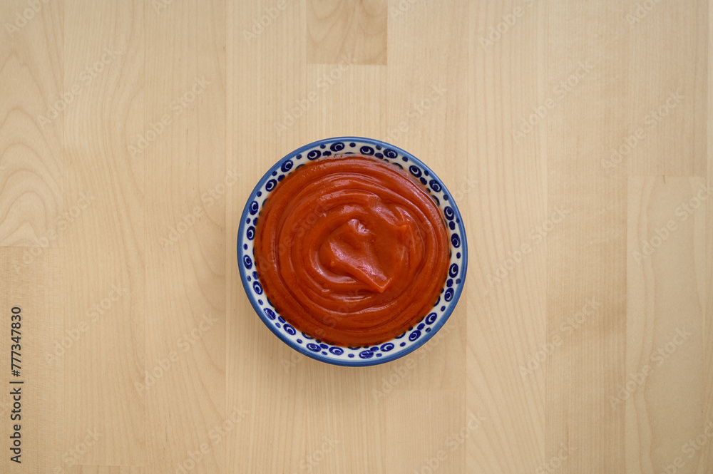 Domowy ketchup, mała miska z sosem należy na stole - obrazy, fototapety, plakaty 