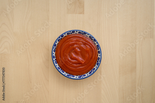 Domowy ketchup, mała miska z sosem należy na stole