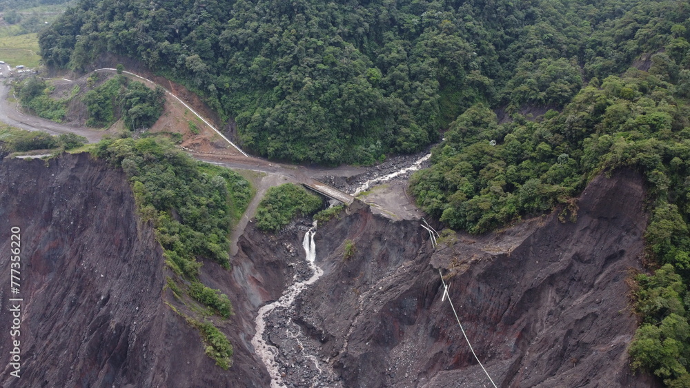 Cascadas y ríos hermosos en la selva amazónica vistos desde lo alto mediante fotografías con dron 