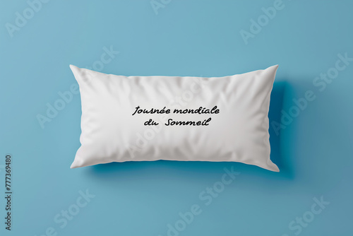 oreiller blanc bien épais et rembourré, isolé sur un fond bleu clair avec le texte en français 