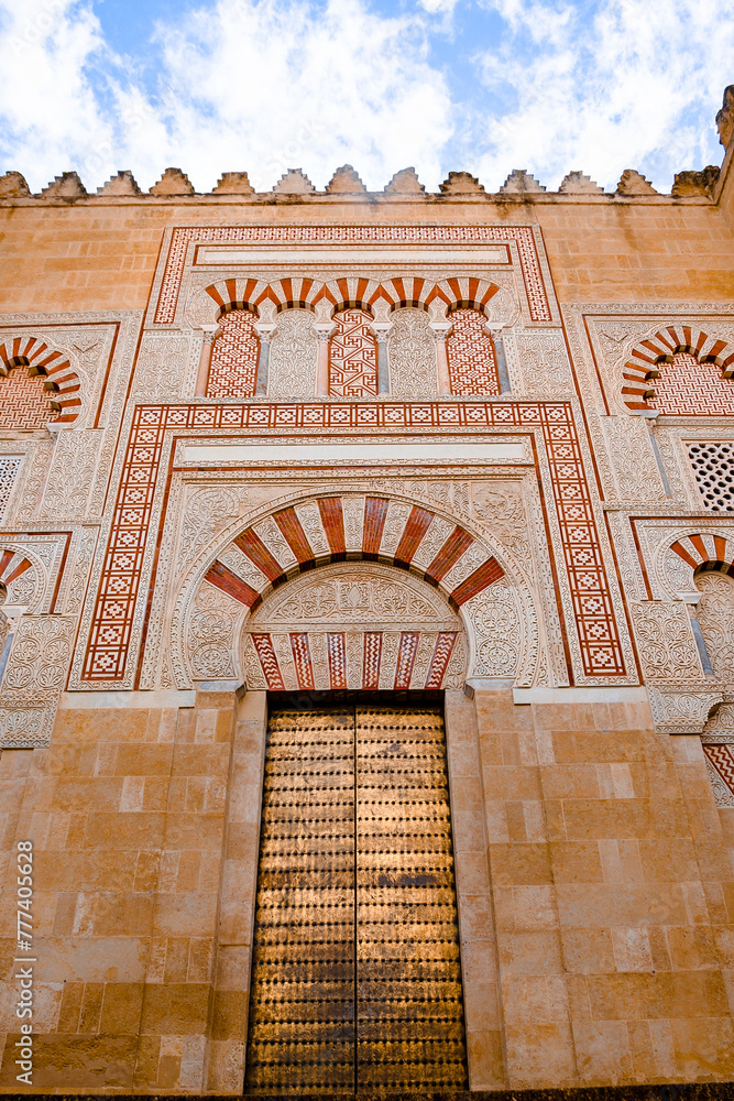 Puerta de acceso a la Mezquita-Catedral de Córdoba (Andalucía-España)