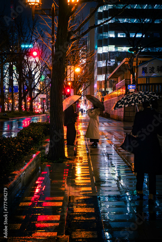 夜の雨降る街中