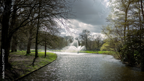 Tableau sur toile The beautiful city park of the city of Apeldoorn with the large ponds and beauti