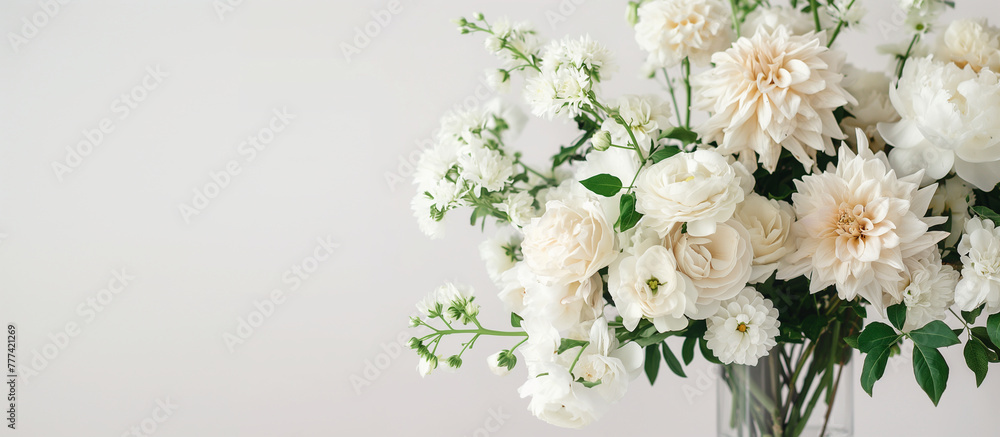 カサブランカや菊の美しく白いブーケ