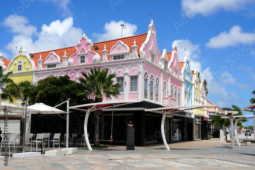 Historisches Stadtzentrum von Oranjestad mit bunten Häusern, rosa, hellblau, gelb, Plaza Daniel Leo, Wilhelminastraat, Aruba, Karibik, ABC-Inseln, Antillen photo