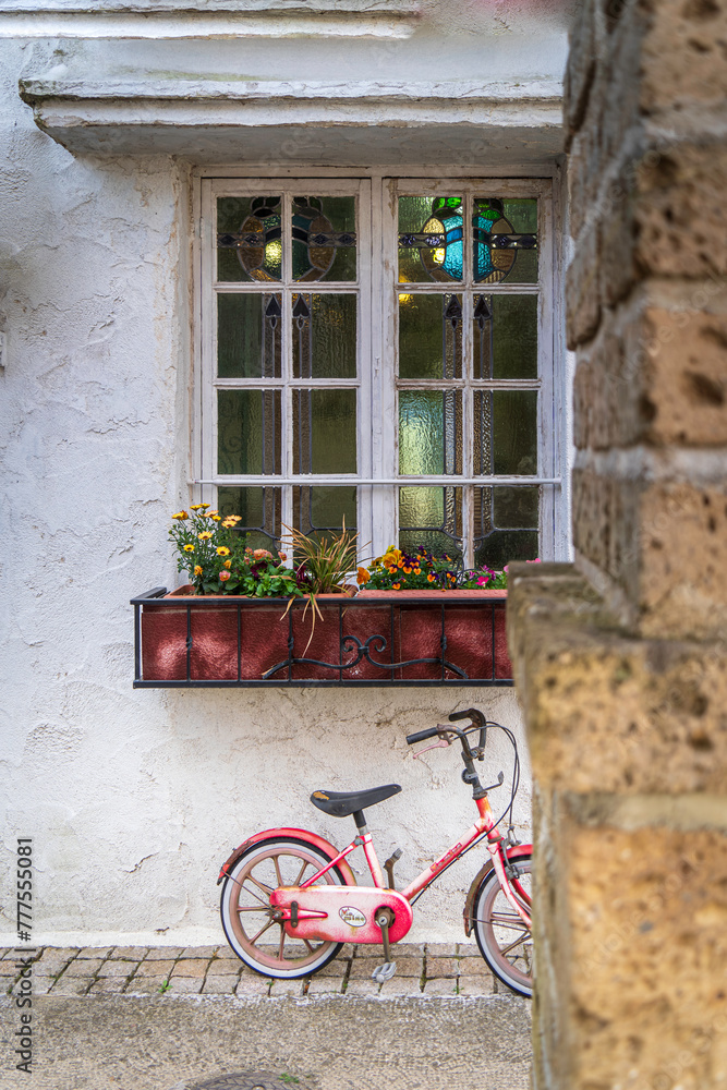 窓辺の赤い自転車