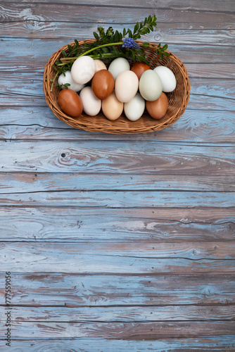 Wielkanoc, jajka wielkanocne, koszyczek, święconka, jajka w różnych kolorach, naturalne, skorupki, życzenia, tło