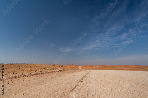 Straße ins nirgendwo im Namib-Naukluft Nationalpark, unendliche Weite, alleine und einsam