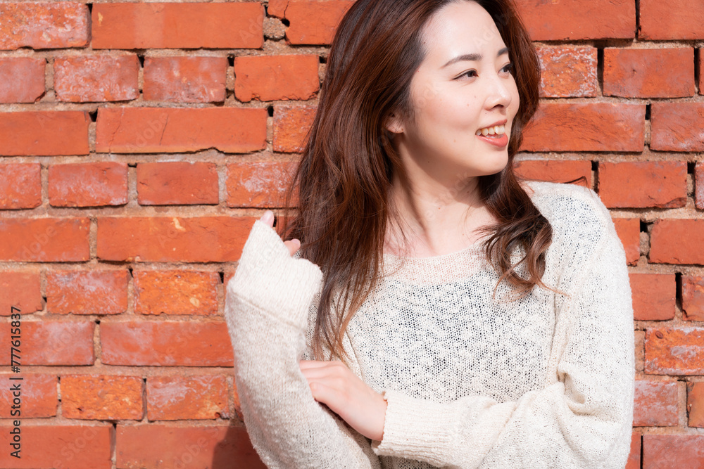 レンガ壁前の美容ポートレート
レンガ壁前の美容ポートレート