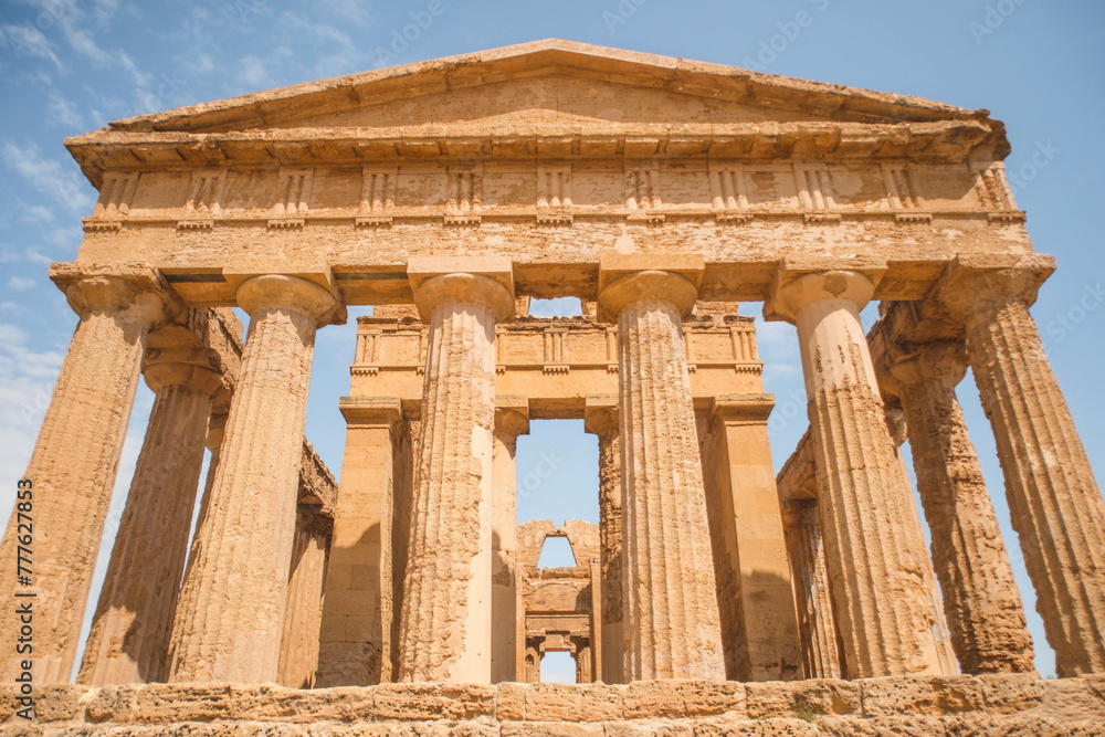 Obraz premium Ancient greek temple in Sicily