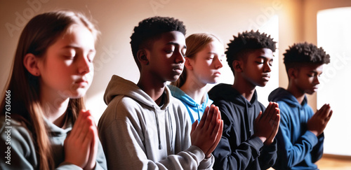 illustrazione con adolescenti in raccoglimento e preghiera