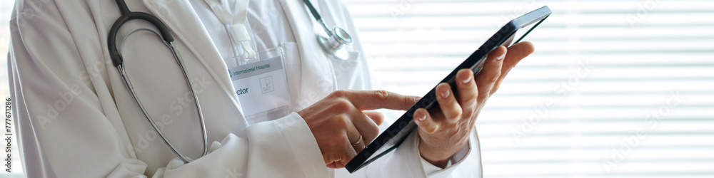 Naklejka premium Header with doctor checking messages from patients in telemedicine application
