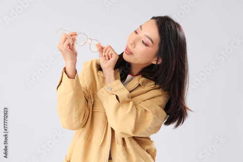 Young Asian woman with eyeg...