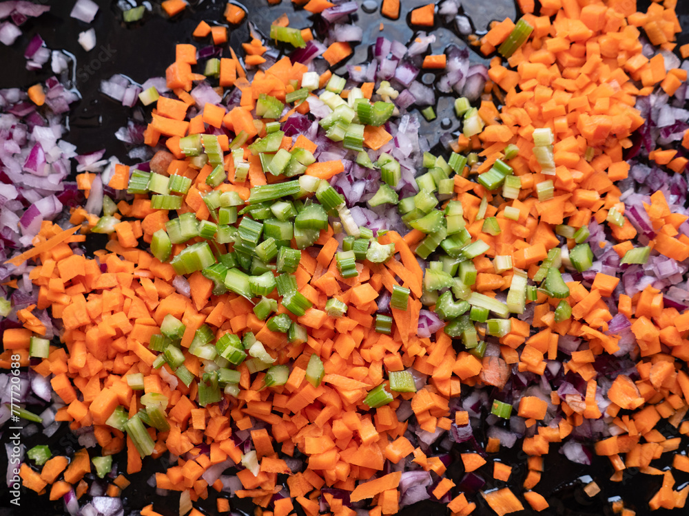 teglia con soffritto di verdure. teglia con soffritto di verdure.