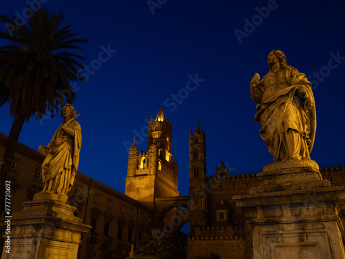 la cattedrale di Palermo nella blue hour