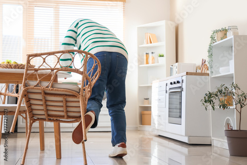 Billede på lærred Man tripping over chair in kitchen