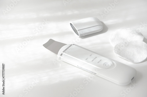 Ultrasonic facial spatula cleanser. Cavitation soft peeling. 