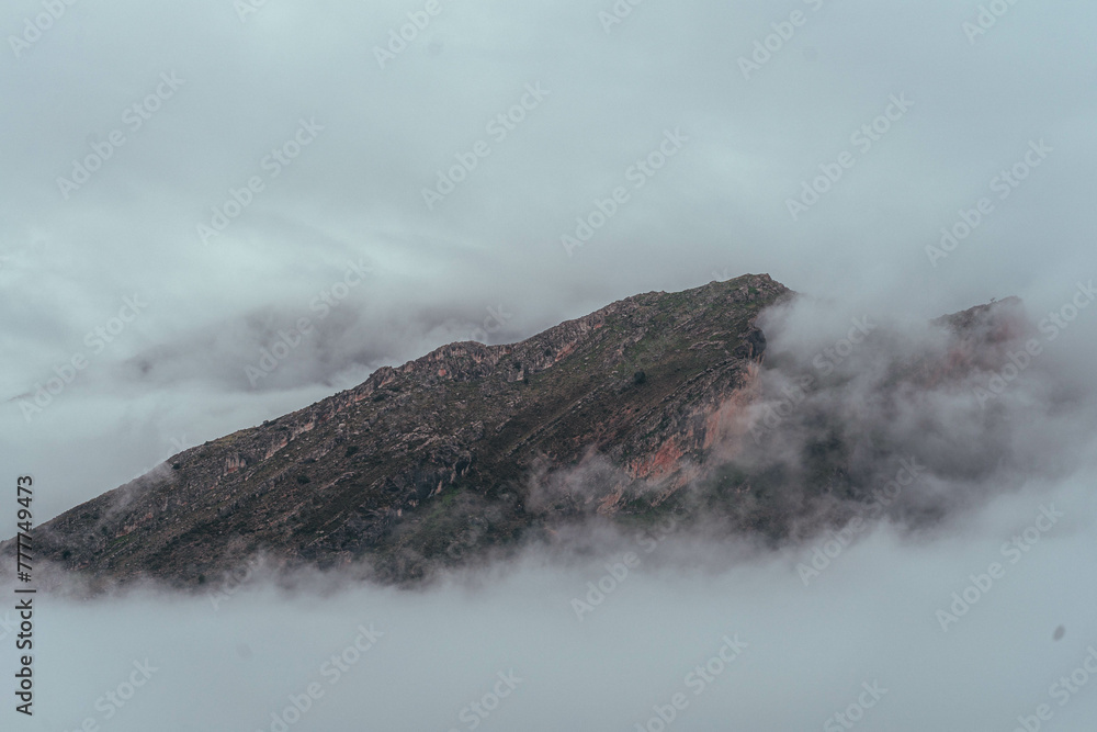 Cerro entre nubes de lluvia