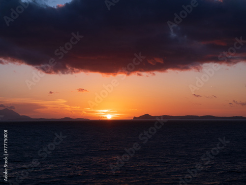 Il tramonto sulle isole campane di Capri e Ischia visto da una nave. © Stefano