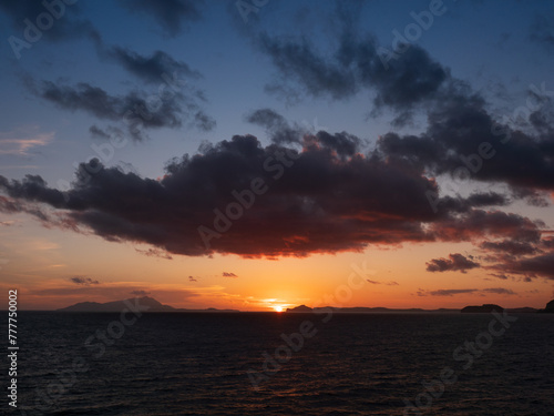 Il tramonto sulle isole campane di Capri e Ischia visto da una nave. © Stefano