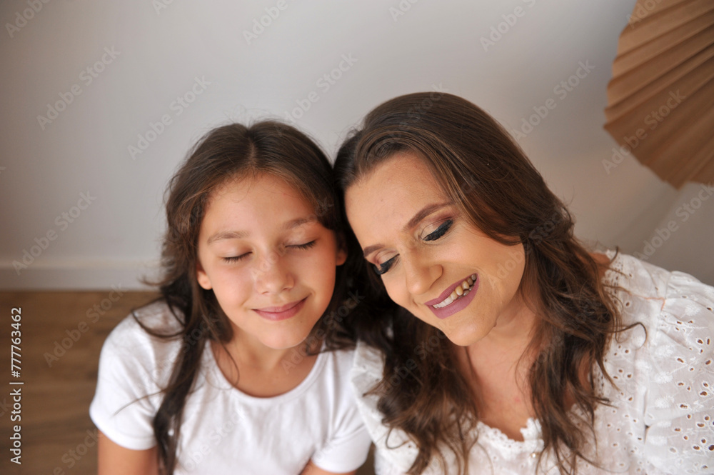 mãe e filha juntas comemorando o dia das mães mãe e filha juntas comemorando o dia das mães