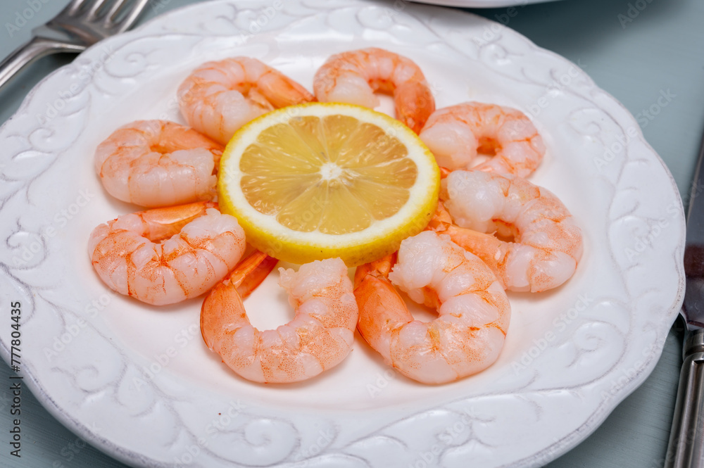 Catch of the day, fresh cooked shrimps served with lemon and garlic sauce in seafood restaurant Catch of the day, fresh cooked shrimps served with lemon and garlic sauce in seafood restaurant