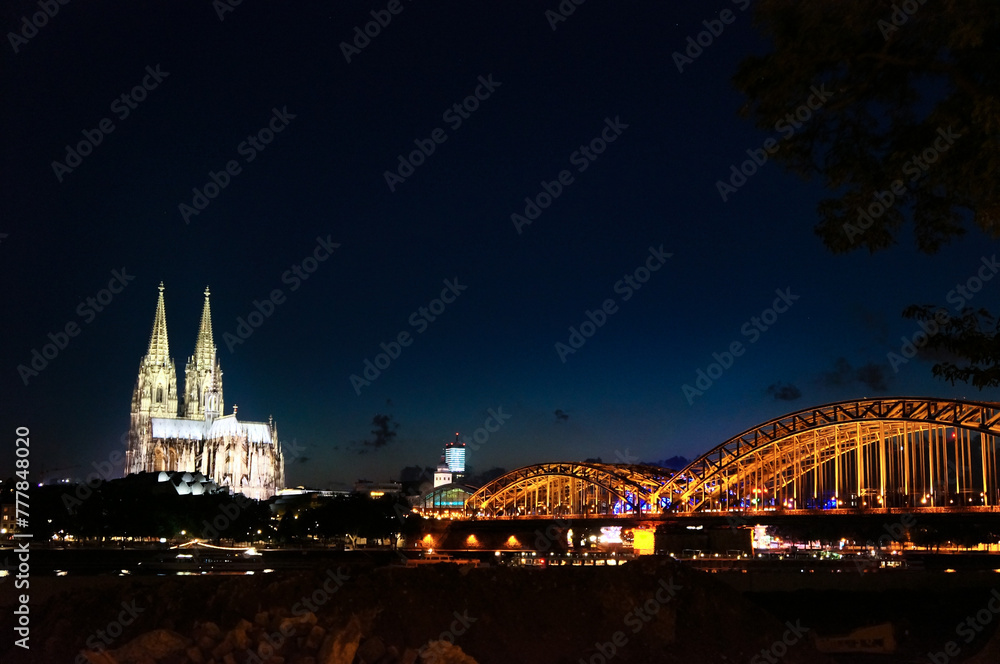 夜空のもとライトアップされて輝く大聖堂と近くの陸橋