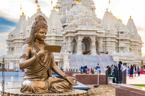 Scenic hindu statue with Akshardham Mahamandir temple in the back at BAPS Swaminarayan Akshardham photo