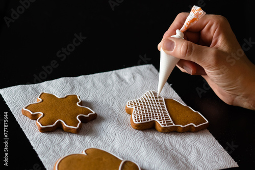 Making tracery on christmas gingerbread photo