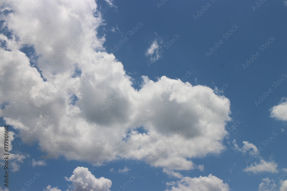 Obraz premium blue sky background with tiny clouds