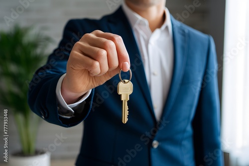 Photo Real estate agent holding key for new owner, rent or sale concept