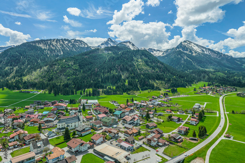 Die Ortschaft Tannheim in Tirol im Luftbild