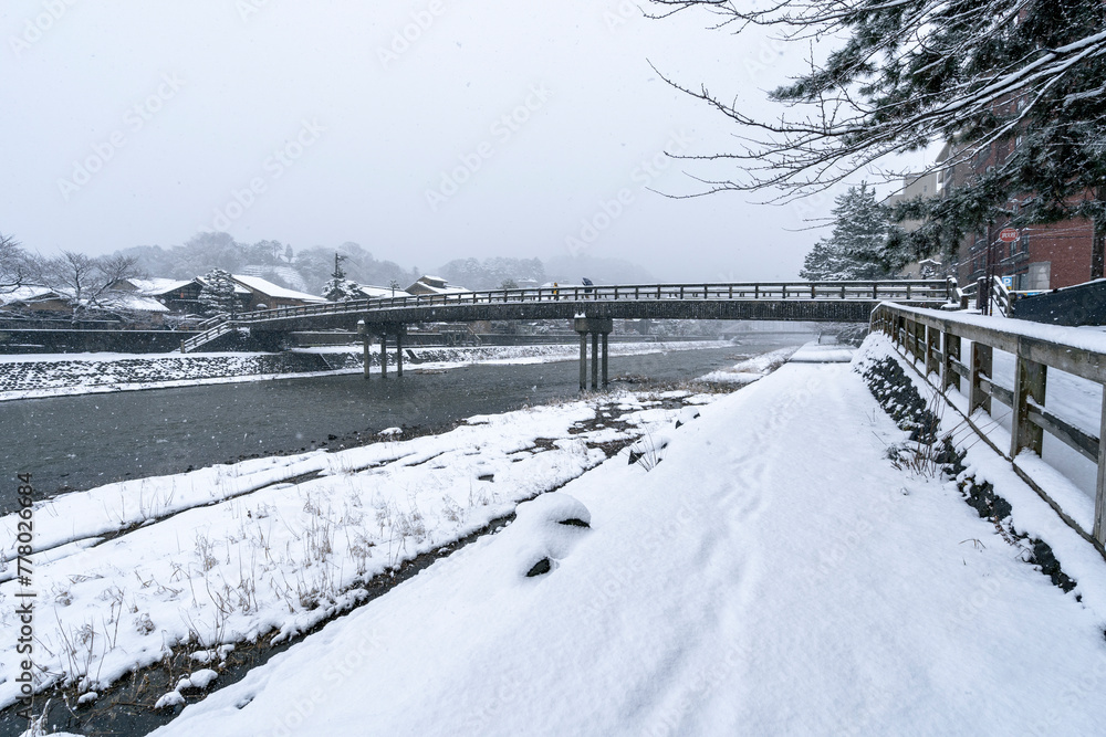 Obraz premium 雪が降る城下町金沢 浅野川にかかる梅ノ橋