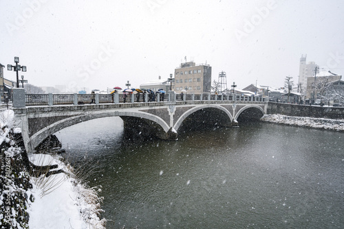 雪が降る城下町金沢の浅野川大橋