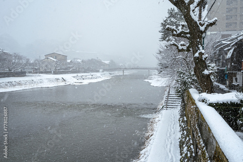 雪が降る城下町金沢の浅野川界隈