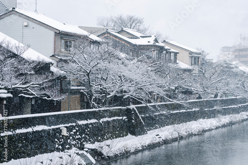 雪が降る城下町金沢の主計町茶屋街