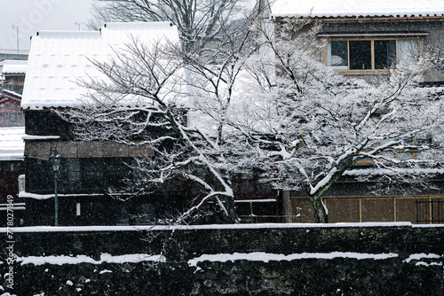 雪が降る城下町金沢の主計町茶屋街