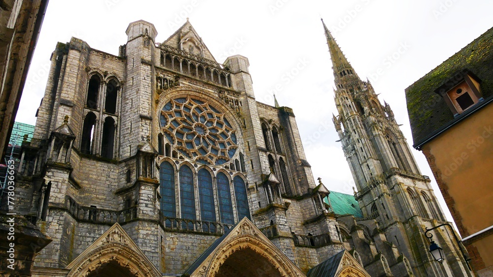 Naklejka premium Cathédrale catholique Notre-Dame de Chartres en Eure-et-Loir France Europe