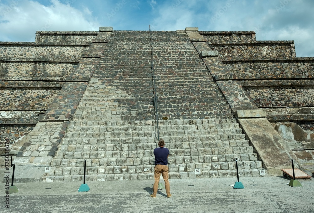 Teotihuacan - mężczyzna podziwiający sztukę budowania Azteków - obrazy, fototapety, plakaty 
